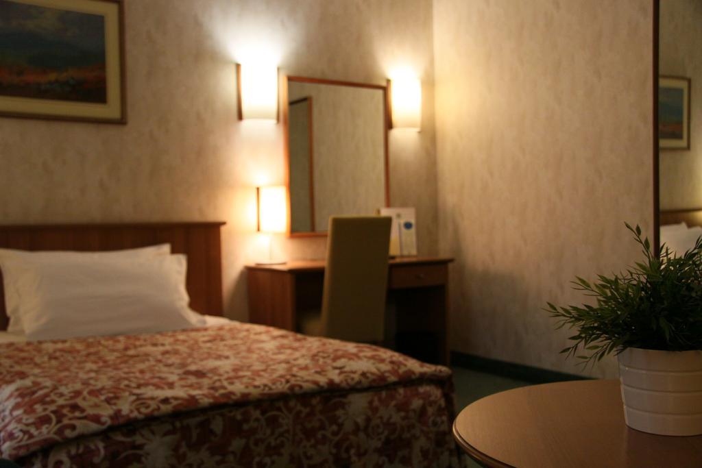 Hotel Karpos Skopie Habitación foto